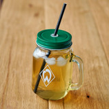 Gefülltes Trinkglas mit Griff und Raute auf Tisch