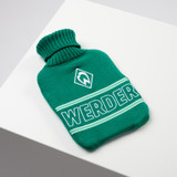 grüne Wärmflasche auf weißem Podest