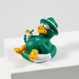 Badeente liegend auf dem Schwimmring auf Podest