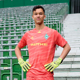 Mio Backhaus im roten Torwarttrikot Mio Backhaus im roten Torwarttrikot