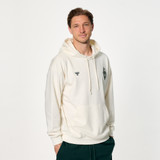 Niklas Stark in einem weißen Hoodie