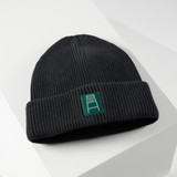 Schwarze Mütze mit Flutlichtmast als Patch (reflektiert bei Lichteinfall)