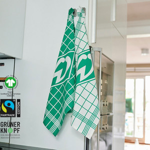 Grün-weiße Geschirrtücher in einer Küche hängend