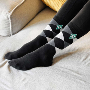 Beine auf einem Sofa mit der Business Socke Raute