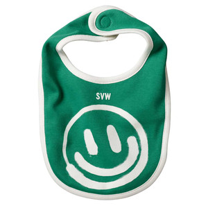 Ein grünes Lätzchen mit weißem Smiley und "SVW"