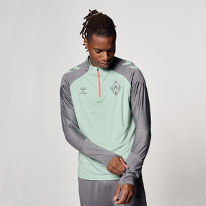 Mann in grünem Langarmshirt mit grauen Ärmeln