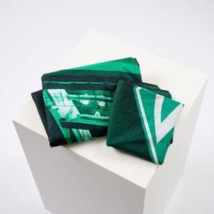 Bettwäsche Flutlicht gefaltet auf einem Podest