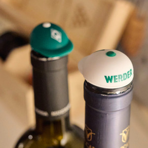 grüner und weißer Verschluss auf Weinflaschen 