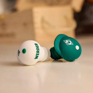 grüner und weißer Verschluss liegend vor Weinbox