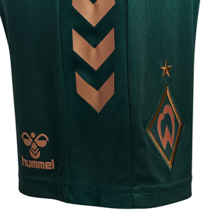 Zoom auf rechtes Hosenbein mit brozener Raute