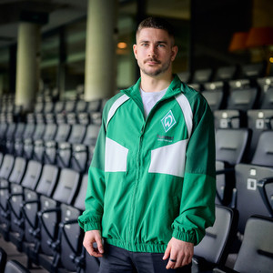 Grün weiße Werder TRainingsjacke mit Werder-Raute auf der Herzseite