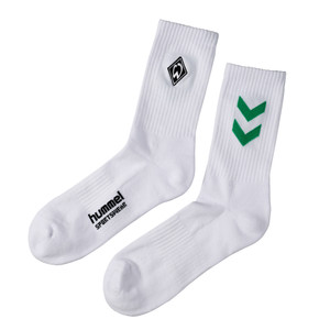 weiße Sportsocken mit Werder-Raute in Schwarz und hummel Winkel in Grün