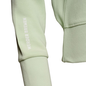 Detailaufnahme weißer Werder Bremen Schriftzug am Ärmel