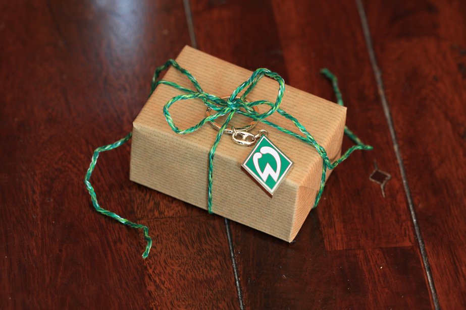 Eingepacktes Geschenk auf einem Geschenkgutschein