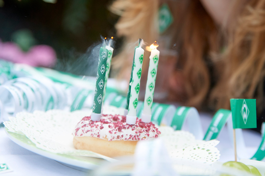 Geburtstagsmotiv mit Donut und Kerzen