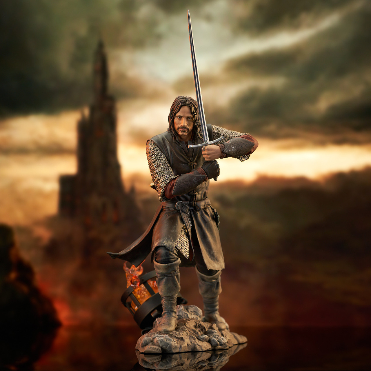 Amazon.com: Diamond Select Toys The Lord of The Rings Gallery: Aragorn PVC  Statue : Toys & Games