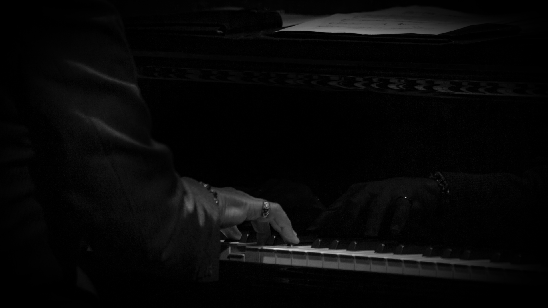 hands on piano