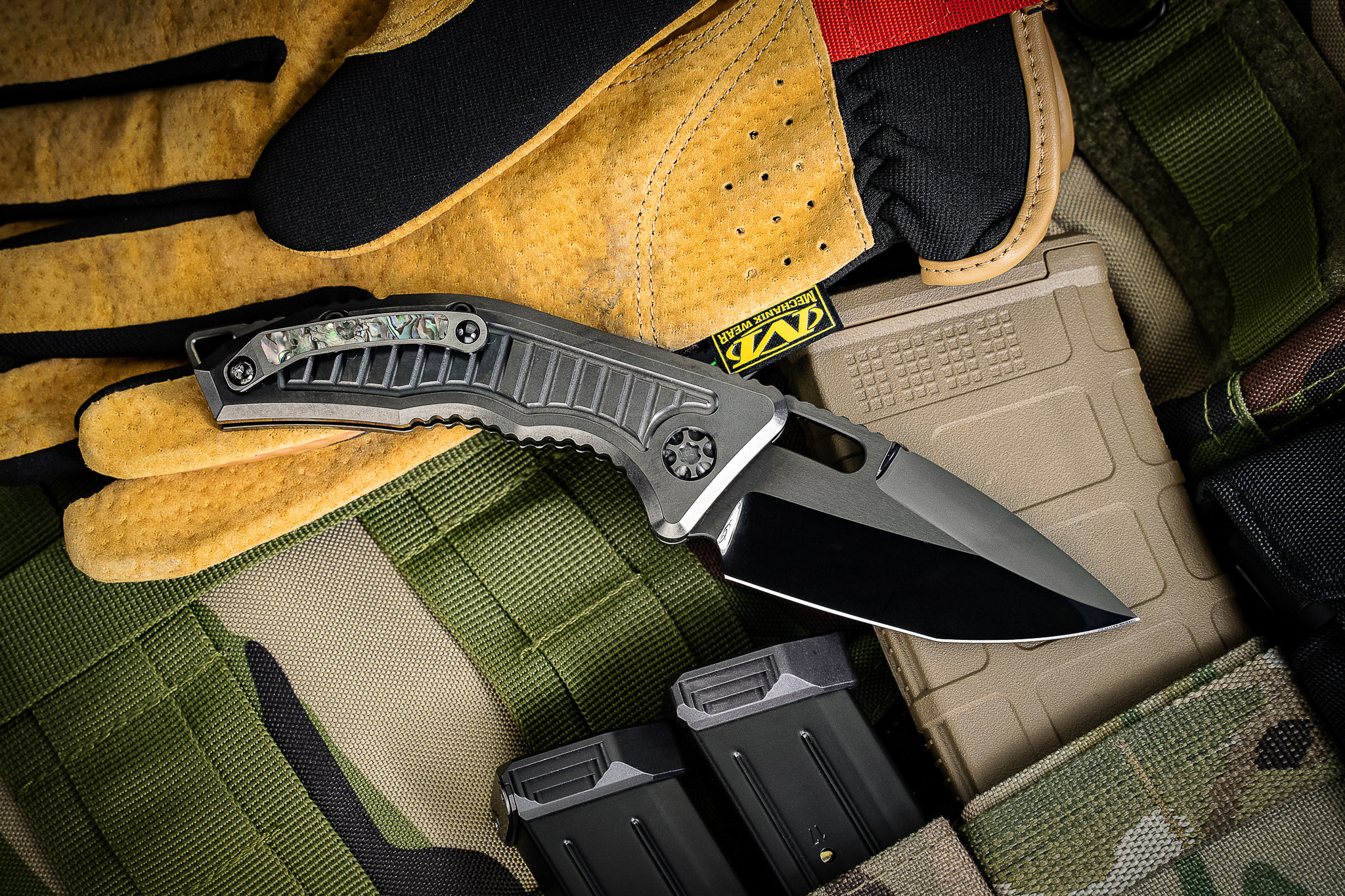 Heretic Knives Custom Medusa Auto DLC Titanium Frag w/ Abalone Button 3