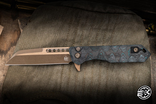 *EKCLUSIVE* Heretic Knives Jinn Button Lock Flipper Knife Shipwreck CamoCarbon 3" MagnaCut Wharncliffe Bronze H213-7A-SHIPCF