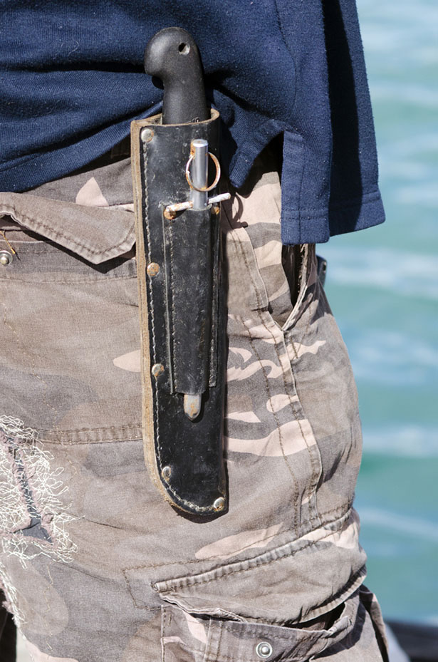 How to Carry a Fixed Blade Both Safely and Comfortably EKnives
