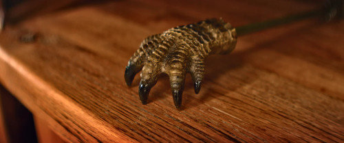 ALLIGATOR BACK SCRATCHER