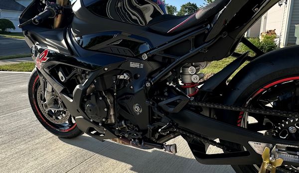 2021-bmw-s1000rr-black-3-600.jpg