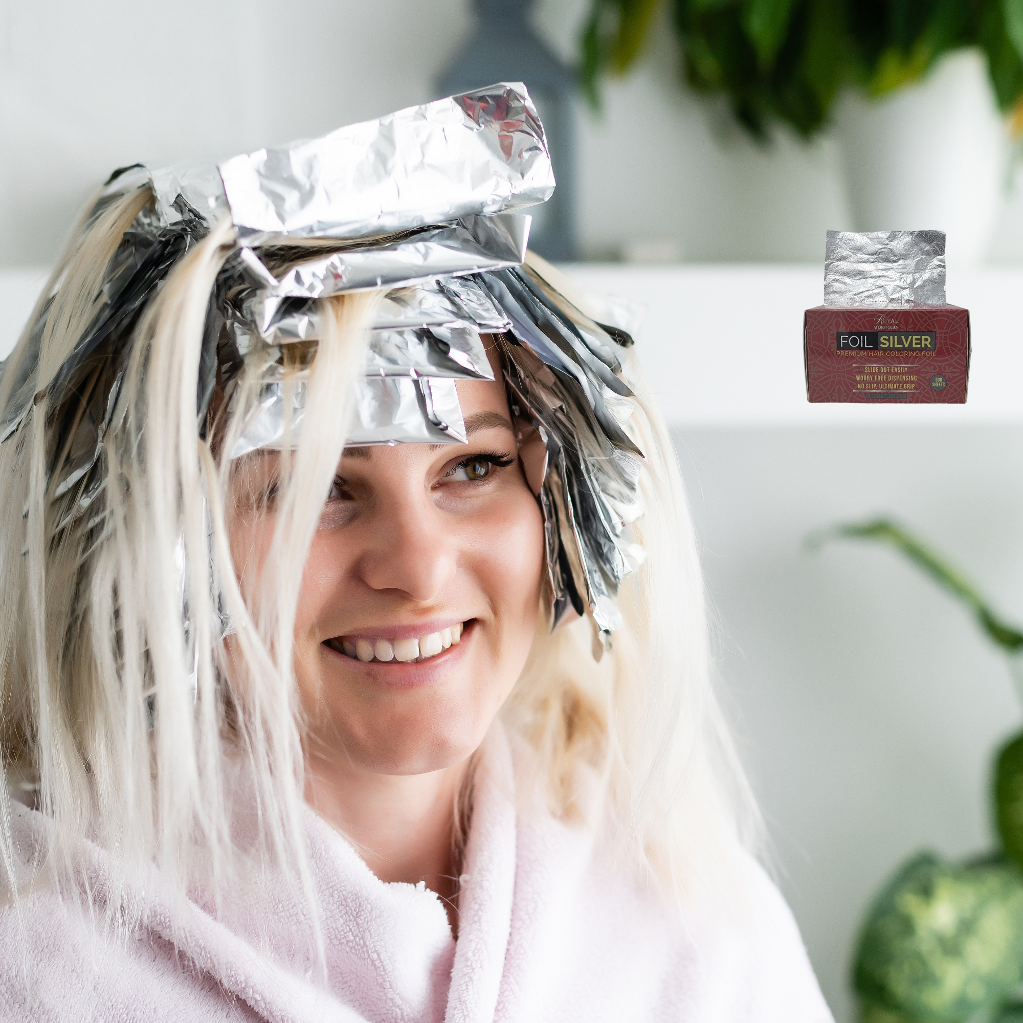 Use the aluminum foil paper for hair highlight To Color The Hair 