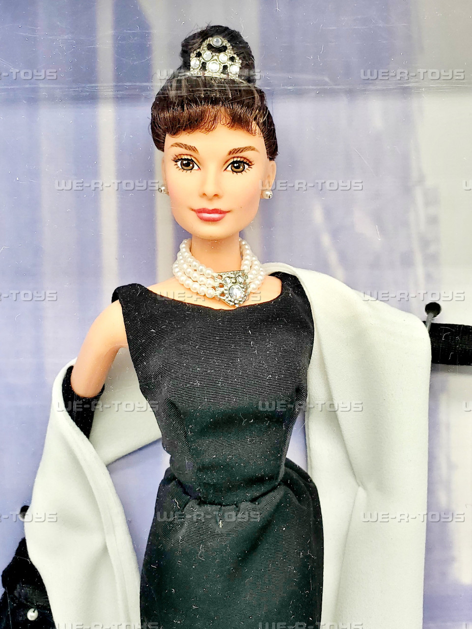 ティファニーで朝食を』Vol.1｜オードリー・ヘプバーンとリトルブラックドレス | カイエ・デ・モード [未開封]オードリー・ヘプバーン バービー人形 ティファニーで朝食を