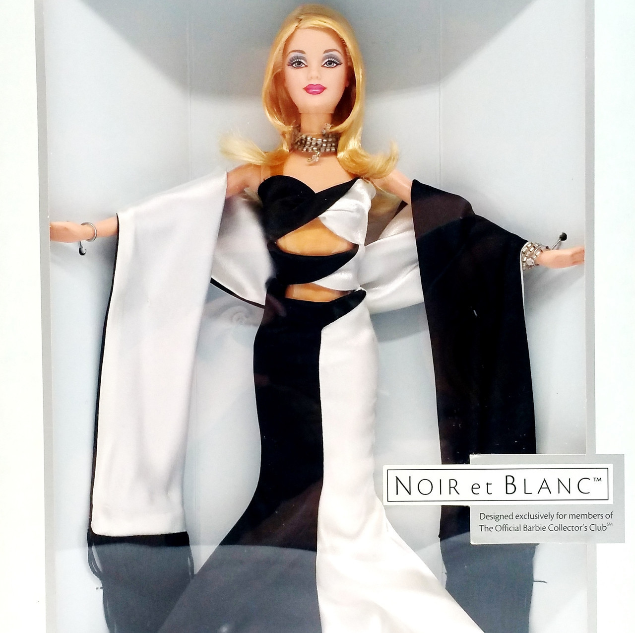 Noir et Blanc Barbie Doll 2002 Mattel B1992 We R Toys