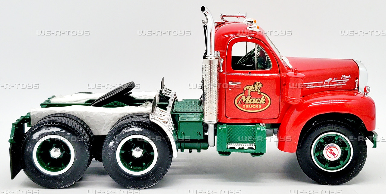 自動車 1960 Modei B-61 st Mack Tractor Trucks on Display | Iowa 80 Trucking Museum