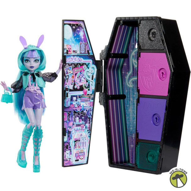 Monster High ?Monster High Twyla Doll, Skulltimate Secrets: Neon Frights, Dress-Up Locker