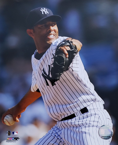 New York Yankees - Mariano Rivera - Pitching Photo - 8" x 10"