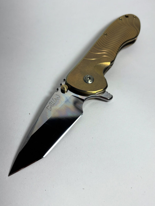 #94 CTS-XHP 1st Mirror Finish Blade
Waves Anodized Bright Bronze (52 Volts), Crosshatch Lockside and Clip.