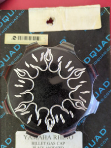 GAS CAP BLK ANOD FLAME RHINO