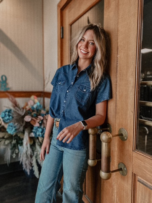 ROPER WOMENS DENIM SNAP SHORT SLEEVE TOP