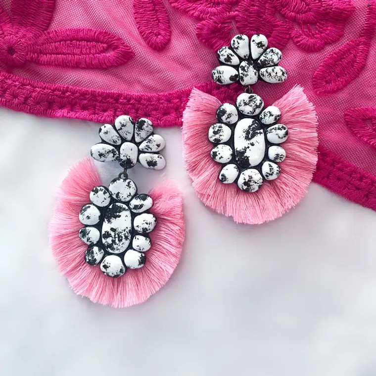 THE ROAN WHITE EARRINGS W/PINK FRINGE