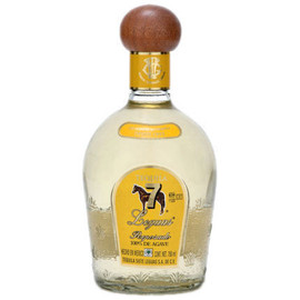 8 months in white oak barrels have made Reposado 7 Leguas (7 Leagues Mellow) the only one in its class. Hay-colored with intense yellow hues and greenish highlights; it bears the scent of aromatic wood and shows character in its powerful flavor of intense agave wooden note