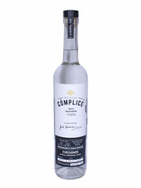 Orígenes is born as a welcoming door for the entire range of Mezcal Cómplice distillates; a mezcal with a lower alcohol content (38º) ideal for those who are not familiar with the strength of mezcal, a variety without the intense impact of the drink that allows to pamper the palate and generate a first harmonious relationship with mezcal. This distillate is, therefore, a double starting point, a place where complicity with mezcal is born and, of course, with Mezcal Cómplice.