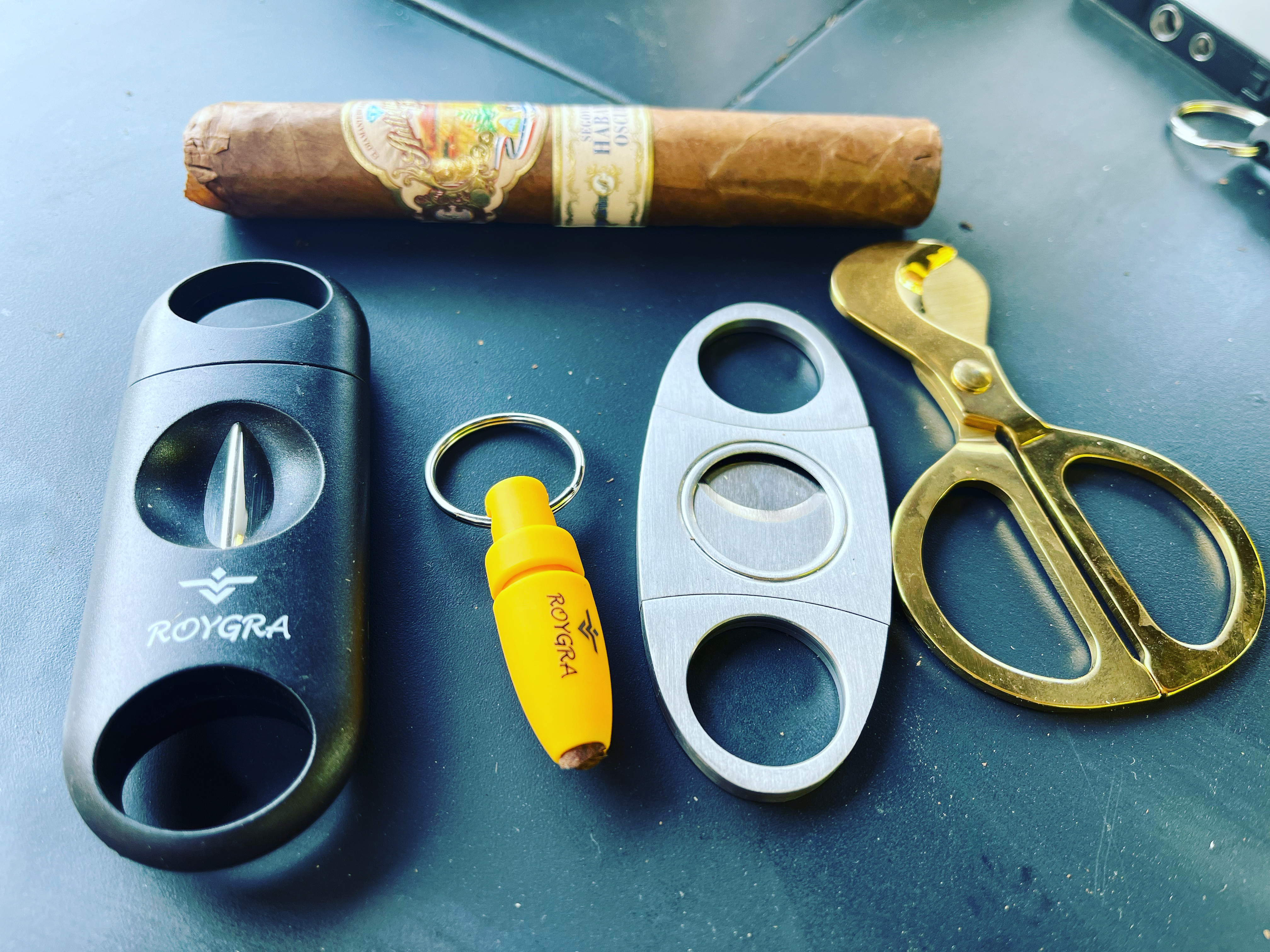 guillotine-cutter-cigar-cutting-how-to-cut-a-cigar-cigar-accessories-cigar-maintenance-cigar-smoking-tips-cigar-cutter-techniques-cigar-cutting-methods-how-to-use-a-cigar-cutter-perfect-cigar-cut-.jpg