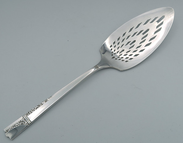 Caprice y Nobility pierced pie server