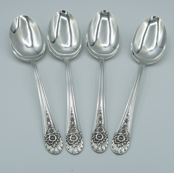 Jubilee by Wm Rogers Mfg place/dessert spoon 4-piece set