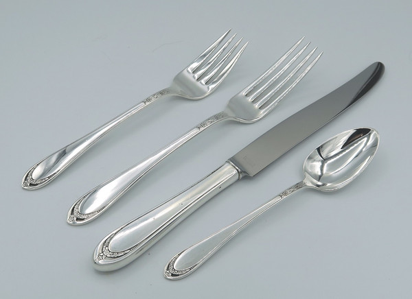 Lovelace by 1847 Rogers Bros 4-piece place setting w/ French blade