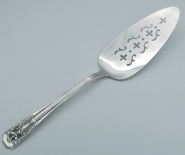 Classic Filigree by Harmony House pie server