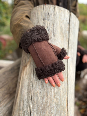 Womens Sheepskin Glittens in Brown