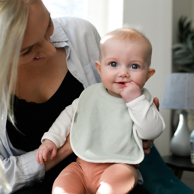 Tommee Tippee Milk Feeding Bibs, Comfeefit, Super Soft and Extra Absorbent, Adjustable and Reversible, Pack of 2, Colours and Designs Vary