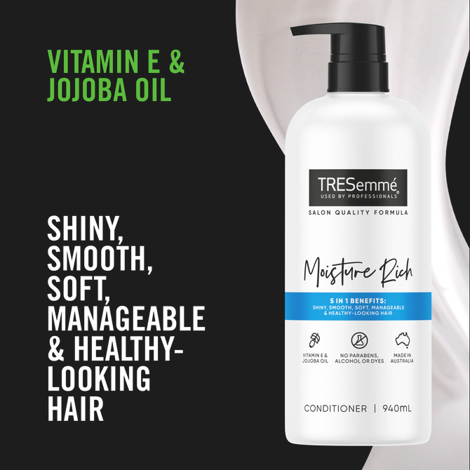 TRESemmé Conditioner for dry and damaged hair Moisture Rich with vitamin E and jojoba oil 940 mL