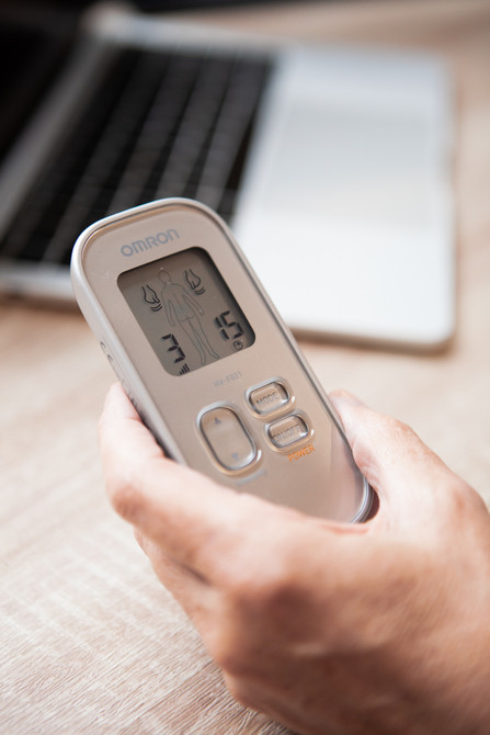 Omron HVF021 Deluxe TENS Therapy Device