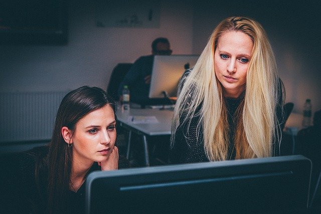 2women-computer-640.jpg