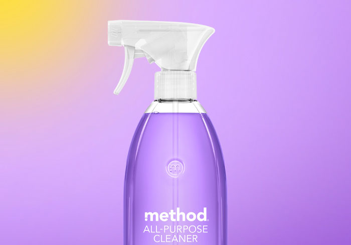flacone detergente multiuso alla lavanda su sfondo viola sfumato