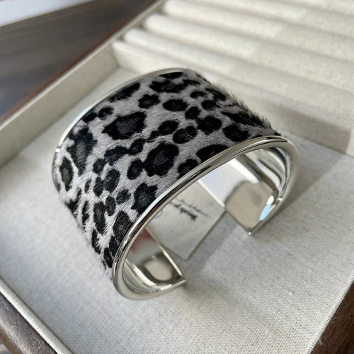 Cuff Bracelet Grey Leo